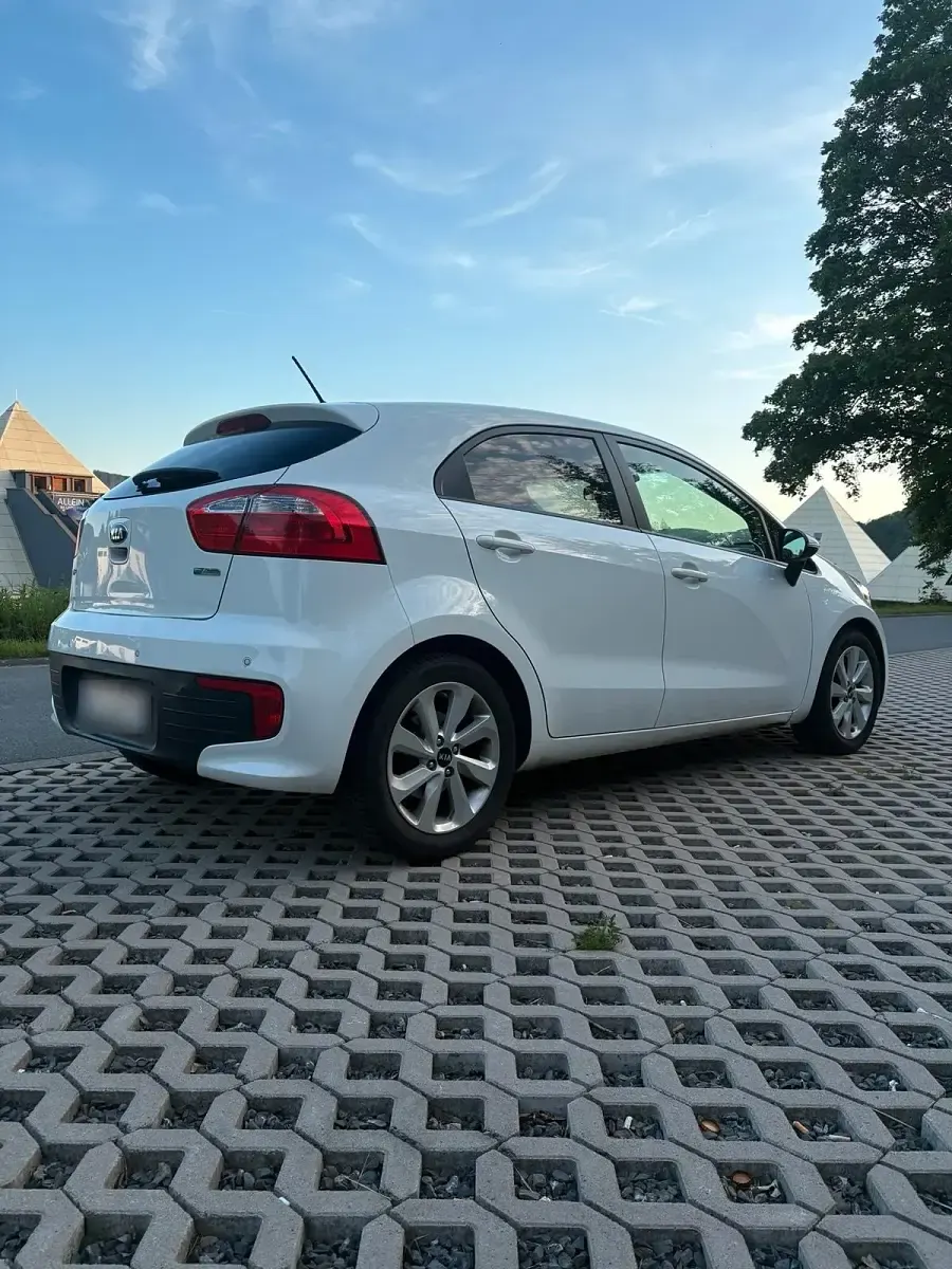 Gebraucht Kia Rio 109 PS (80 kW) 2016 Weiß Kleinwagen
