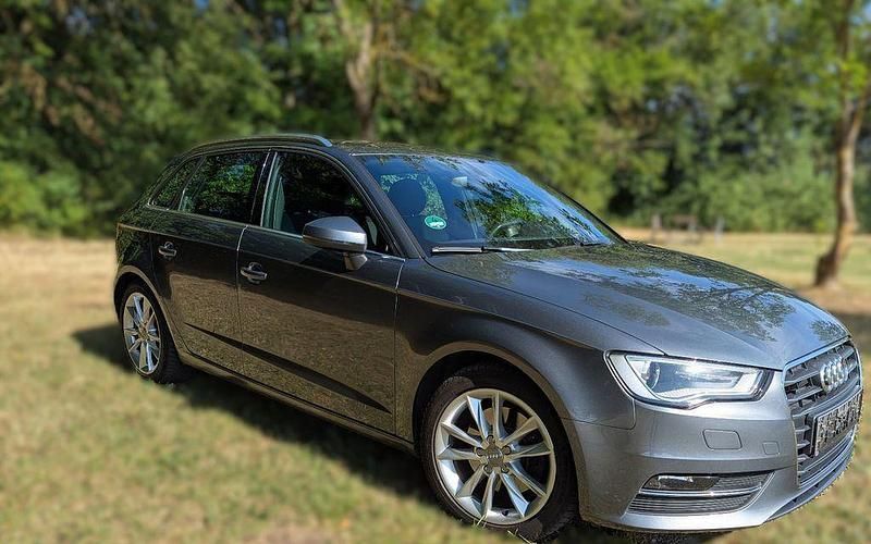 Grau Gebraucht 2013 Audi A3 Sportback Ambition Limousine | 10.500 € (Superpreis) - Bild 1/4