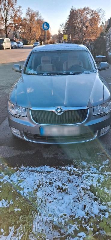 Silber Gebraucht 2009 Skoda 105 Limousine | 7.000 € - Bild 1/4
