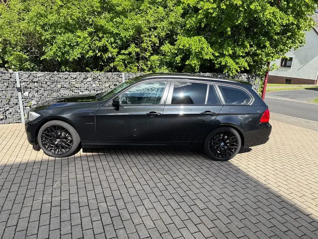 Gebraucht BMW 318 143 PS (105 kW) 2011 Schwarz Kombi
