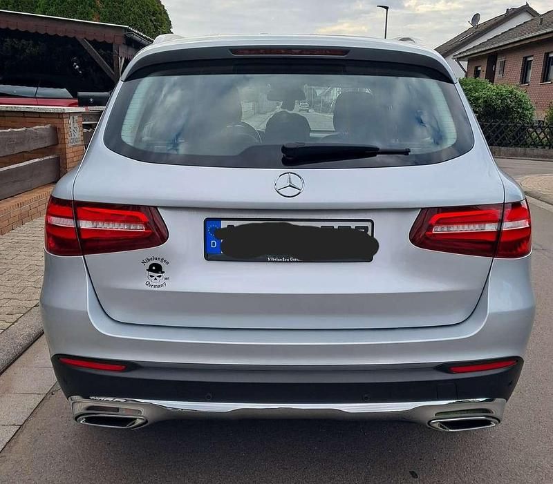 Grau Gebraucht 2019 Mercedes GLC220 SUV | 27.900 € (Superpreis) - Bild 1/4
