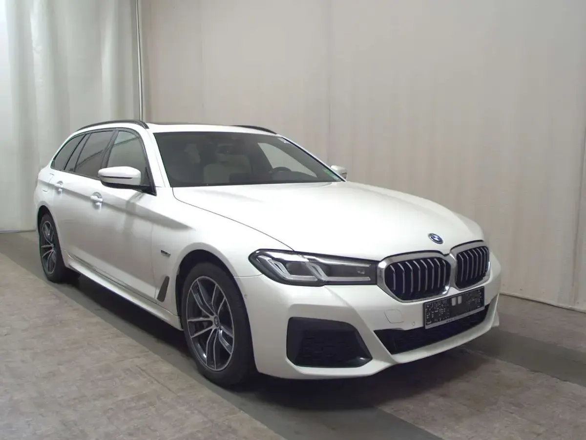 Gebraucht BMW 530e M Sport 292 PS (214 kW) 2022 Weiss Kombi