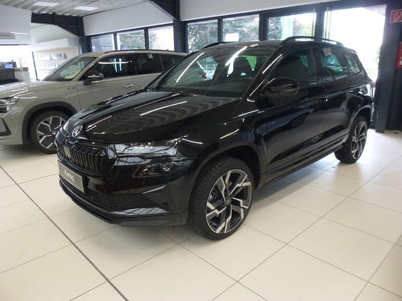 Schwarzmagic perleffekt Neu 2025 Skoda Karoq SportLine SUV | 39.990 € - Bild 1/4