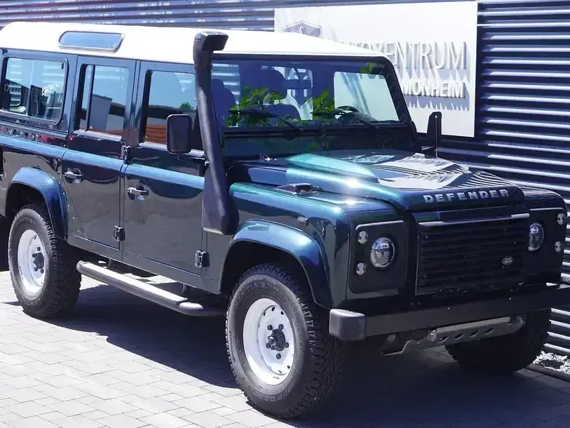 Gebraucht Land Rover Defender 122 PS (89 kW) 2016 British racing green Kombi