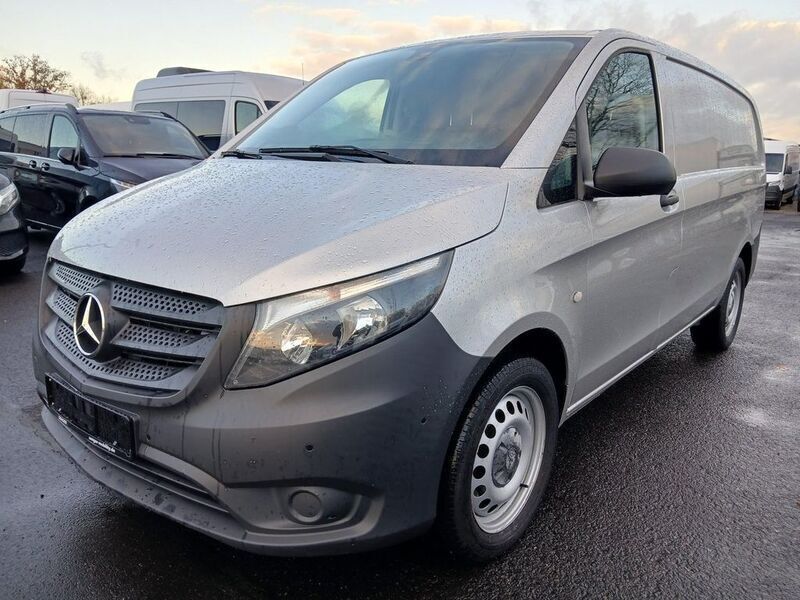 Brillantsilber metallic Gebraucht 2019 Mercedes Vito Van / Kleinbus | 16.990 € (Superpreis) - Bild 1/4