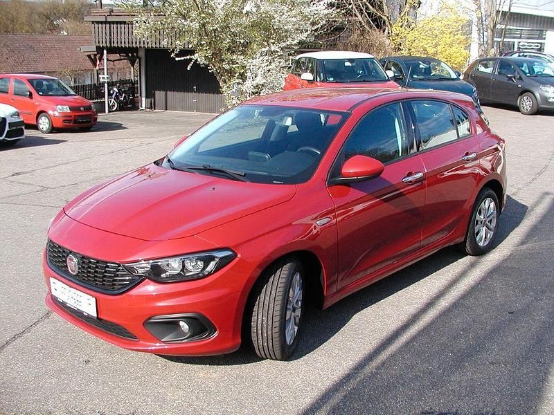Gebraucht Fiat Tipo Lounge 120 PS (88 kW) 2016 Rot SUV