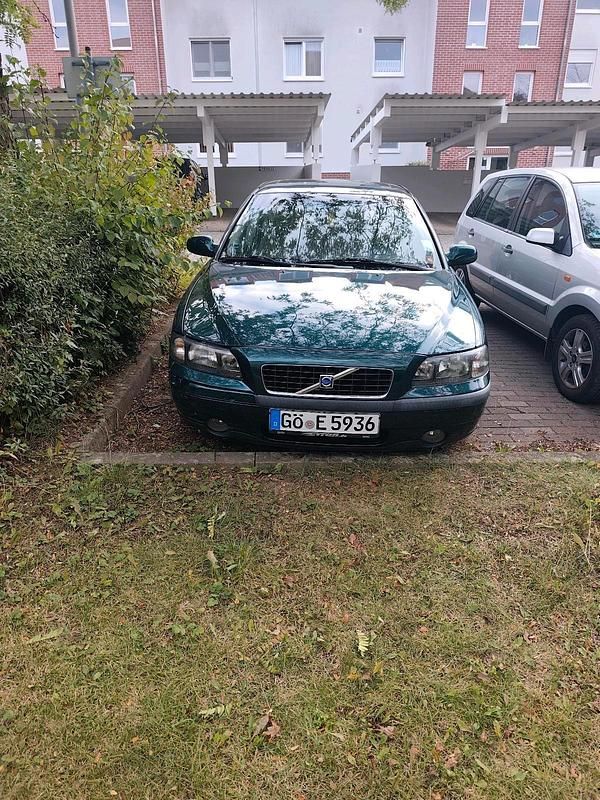 Grün Gebraucht 2002 Volvo S60 Limousine | 1.995 € (Fairer Preis) - Bild 1/4