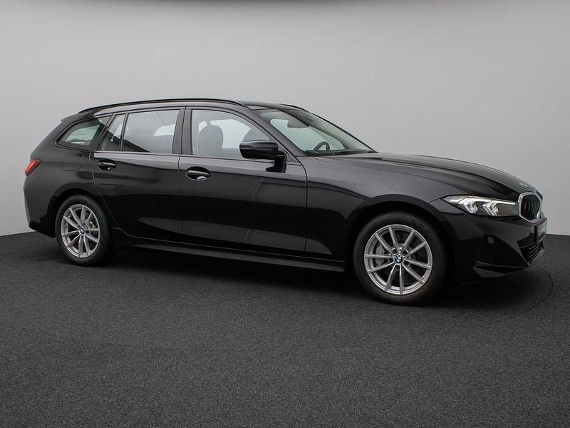 Gebraucht BMW 330 Sport Line 245 PS (180 kW) 2022 Saphirschwarz metallic475schwarz Limousine