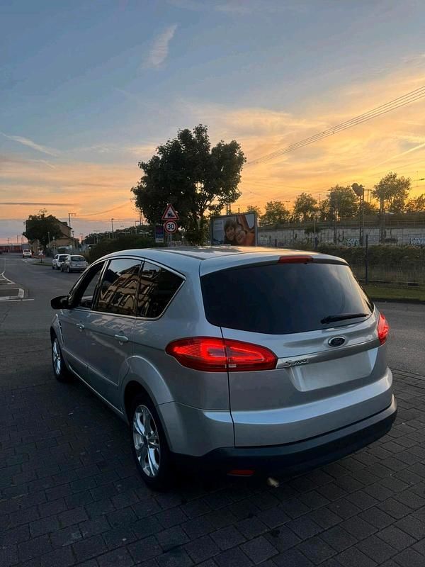 Silber Gebraucht 2011 Ford S-MAX S Van / Kleinbus | 4.700 € (Guter Preis) - Bild 1/4