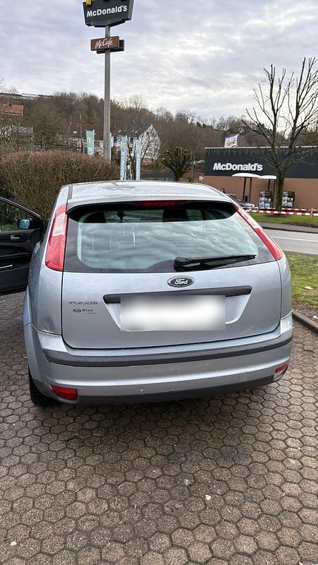 Gebraucht Ford Focus 100 PS (73 kW) 2004 Grau Kombi