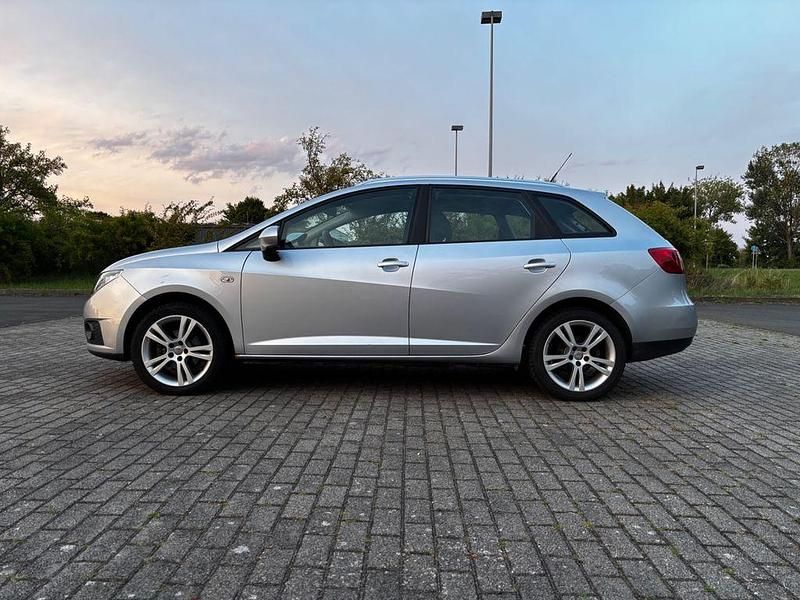 Silber Gebraucht 2011 Seat Ibiza Style Limousine | 3.500 € (Guter Preis) - Bild 1/4