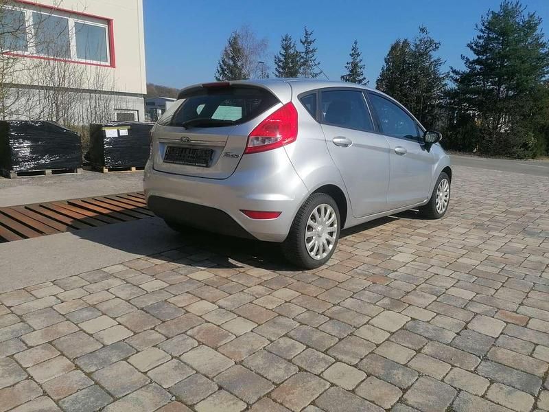 Gebraucht Ford Fiesta Trend 82 PS (60 kW) 2010 Polarsilber metallic Kleinwagen
