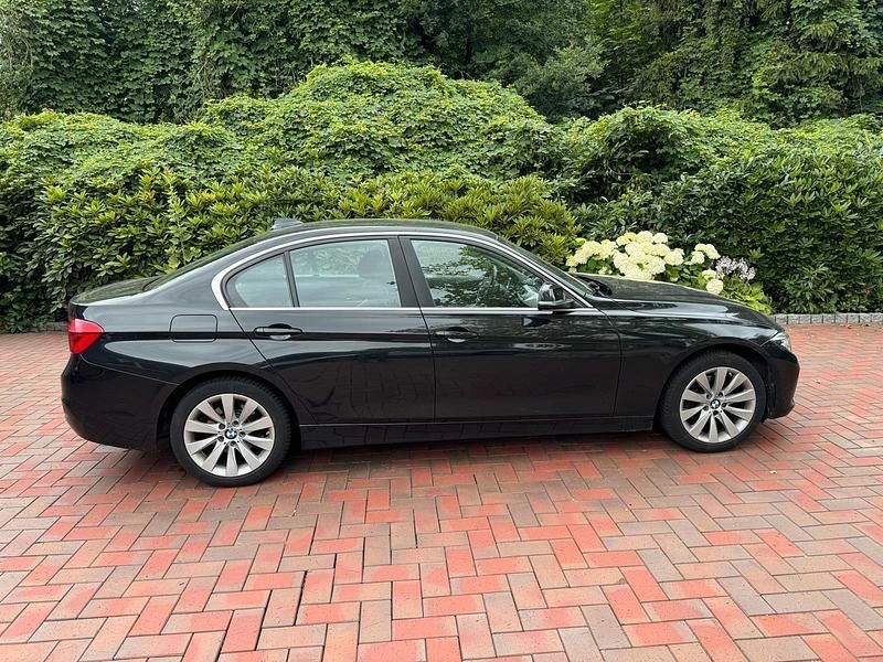 Schwarz Gebraucht 2016 BMW 318 Limousine | 9.500 € (Guter Preis) - Bild 1/4