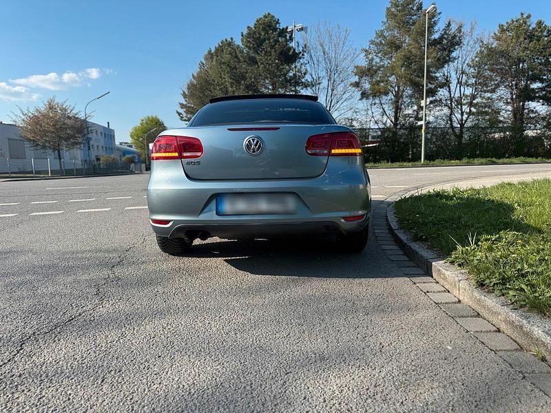 Usata VW Eos 140 CV (102 kW) 2012 Blu Cabrio