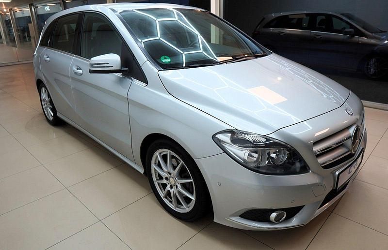 Gebraucht Mercedes B180 109 PS (80 kW) 2014 Silber Van / Kleinbus