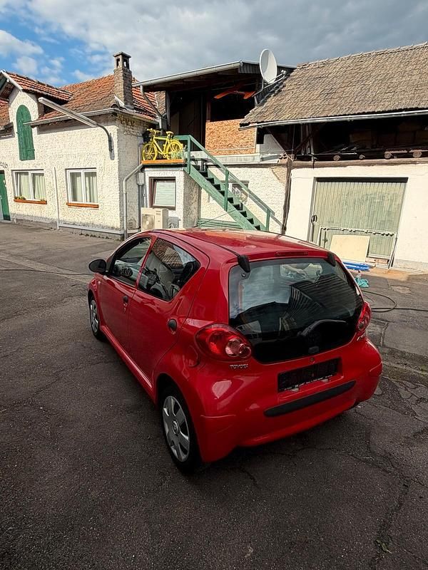 Gebraucht Toyota Aygo 68 PS (50 kW) 2008 Rot Kleinwagen