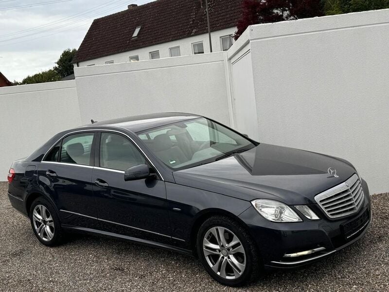 Grau Gebraucht 2011 Mercedes E220 Limousine | 6.650 € (Guter Preis) - Bild 1/4
