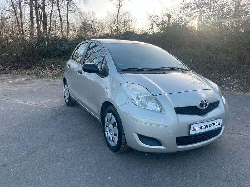 Gebraucht Toyota Yaris Cool 101 PS (74 kW) 2010 Silber Kleinwagen