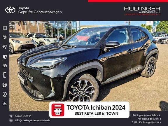 Mysticschwarz mica (metallic) Gebraucht 2024 Toyota Yaris Hybrid Team SUV | 26.490 € (Fairer Preis) - Bild 1/3