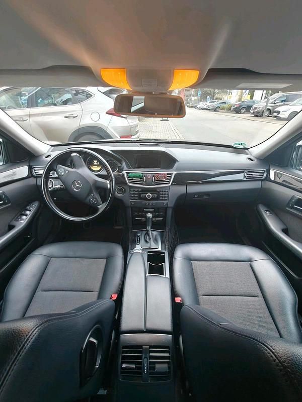 Gebraucht Mercedes E200 183 PS (134 kW) 2011 Schwarz Kombi