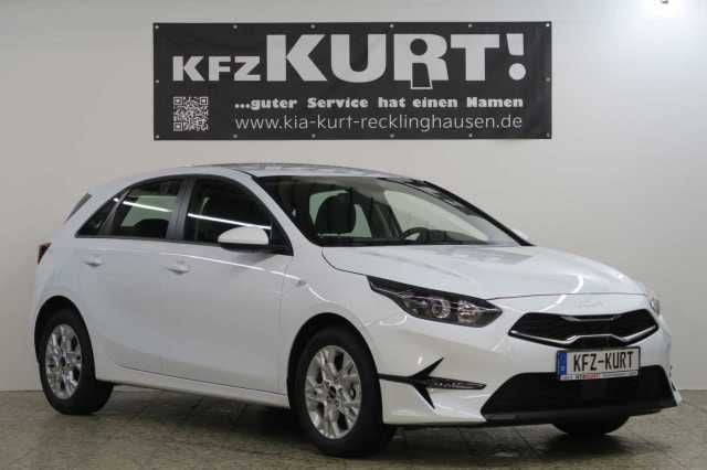 Weiss Gebraucht 2024 Kia Ceed Edition 7 Limousine | 17.950 € (Superpreis) - Bild 1/4