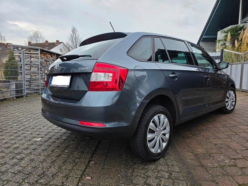 Gebraucht Skoda Rapid Joy 110 PS (80 kW) 2016 Grau Limousine