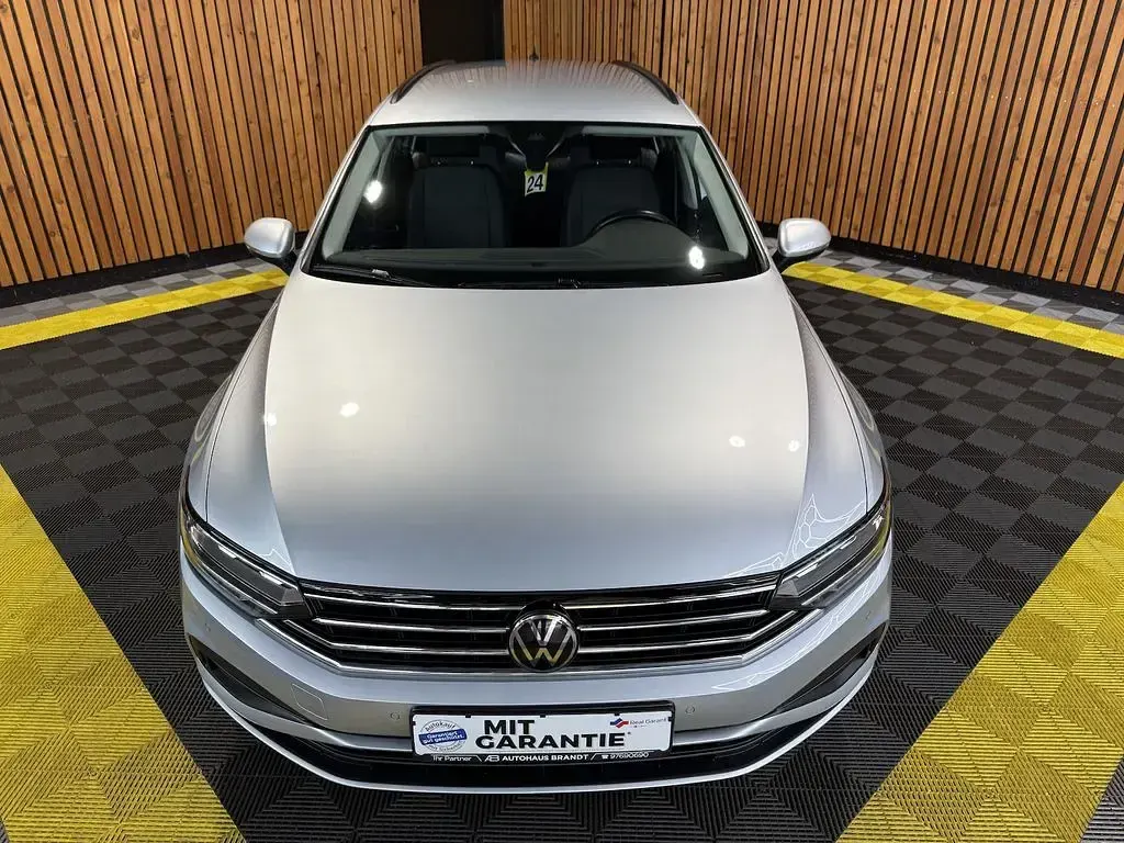 Gebraucht VW Passat 150 PS (110 kW) 2022 Scale silver Kombi