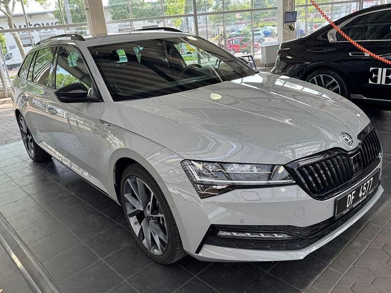 Grau Gebraucht 2023 Skoda Superb SportLine Kombi | 38.499 € (Superpreis) - Bild 1/4