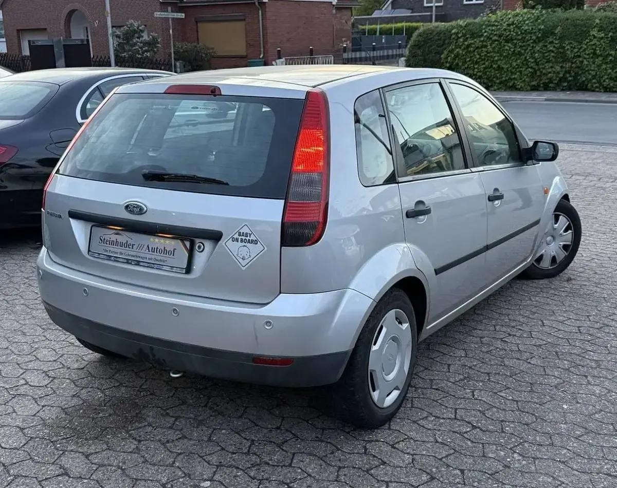Gebraucht Ford Fiesta Trend 80 PS (58 kW) 2005 Silber Kleinwagen