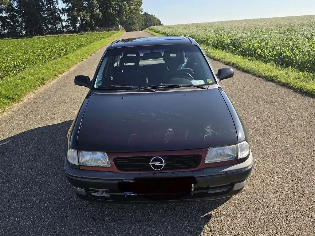 Gebraucht Opel Astra 75 PS (55 kW) 1998 Schwarz Limousine