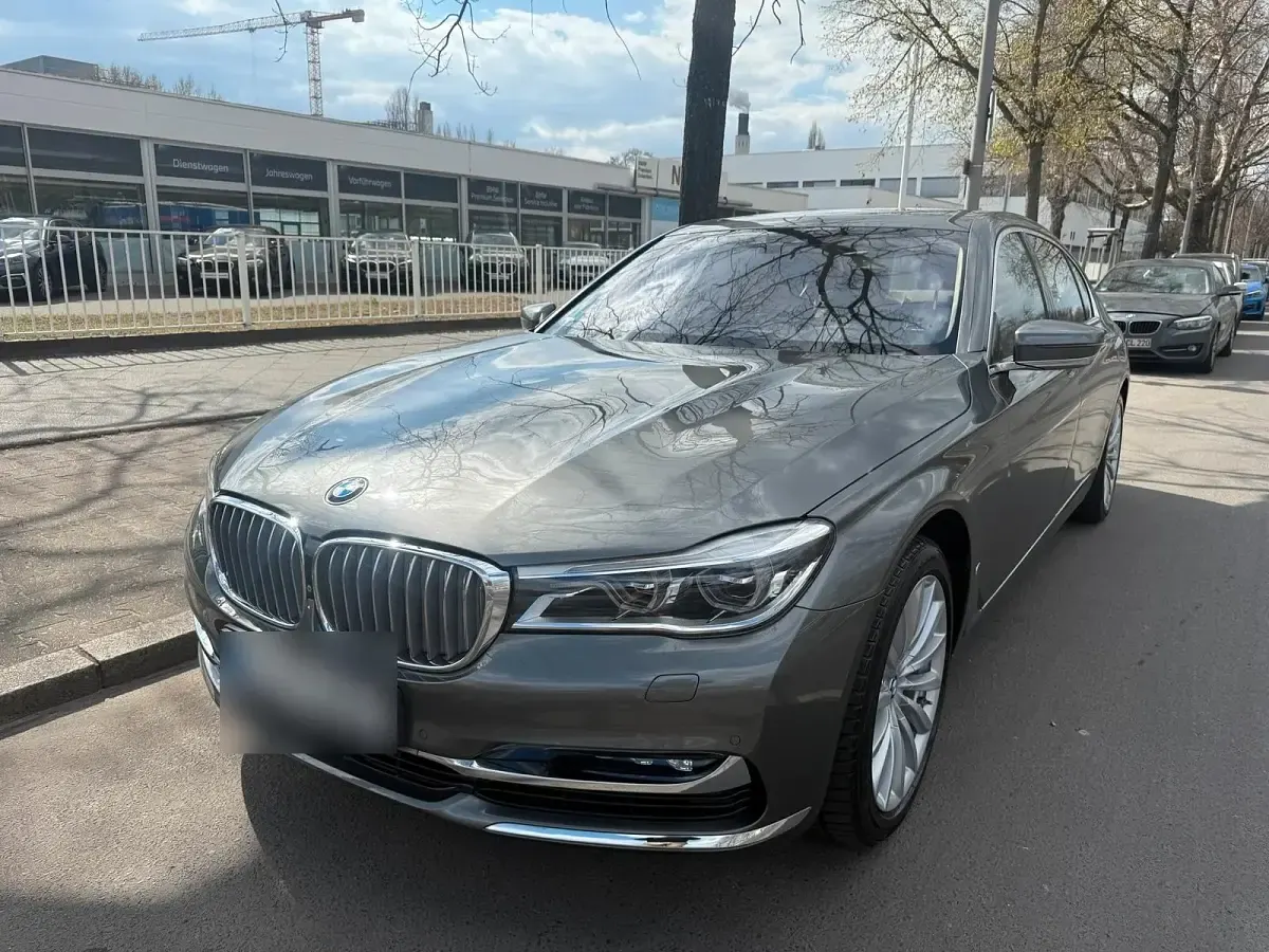 Gebraucht BMW 750L 449 PS (330 kW) 2015 Grau Limousine