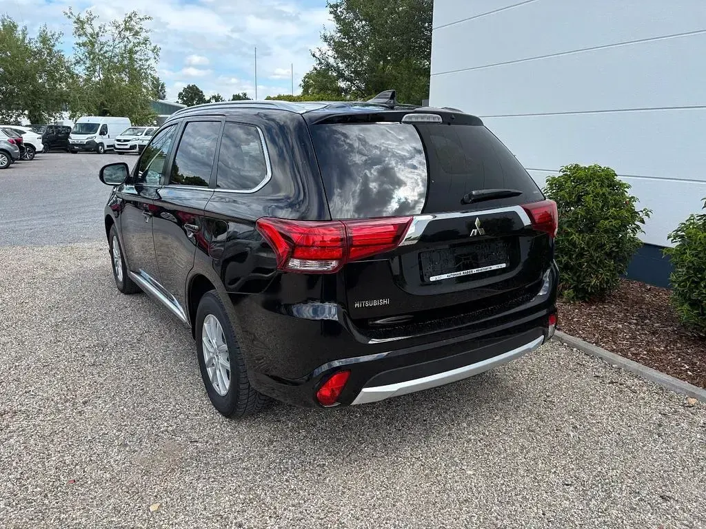 Gebraucht Mitsubishi Outlander P-HEV Plus 121 PS (88 kW) 2017 Schwarz SUV