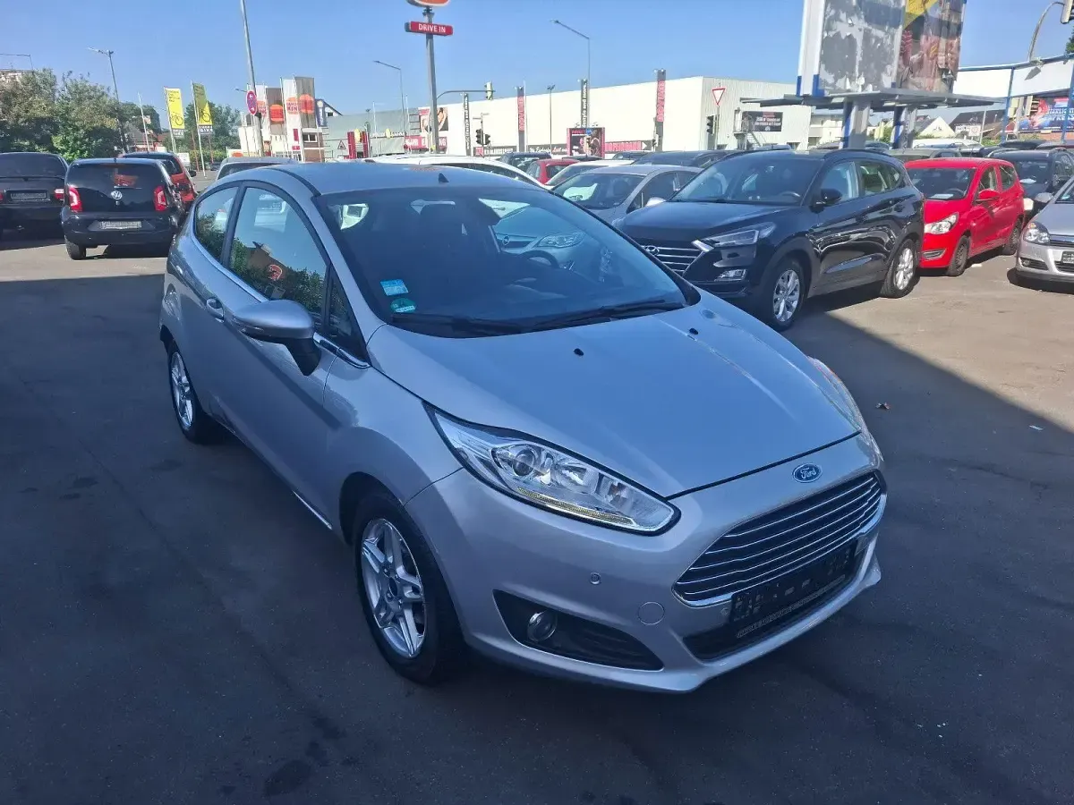 Gebraucht Ford Fiesta Titanium 101 PS (74 kW) 2013 Silber Kleinwagen