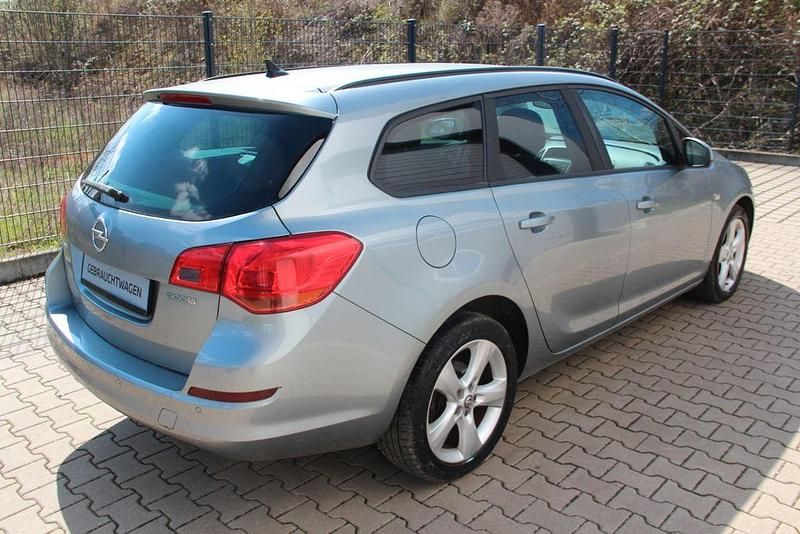 Usata Opel Astra Design Edition 95 CV (69 kW) 2011 Argento Station wagon