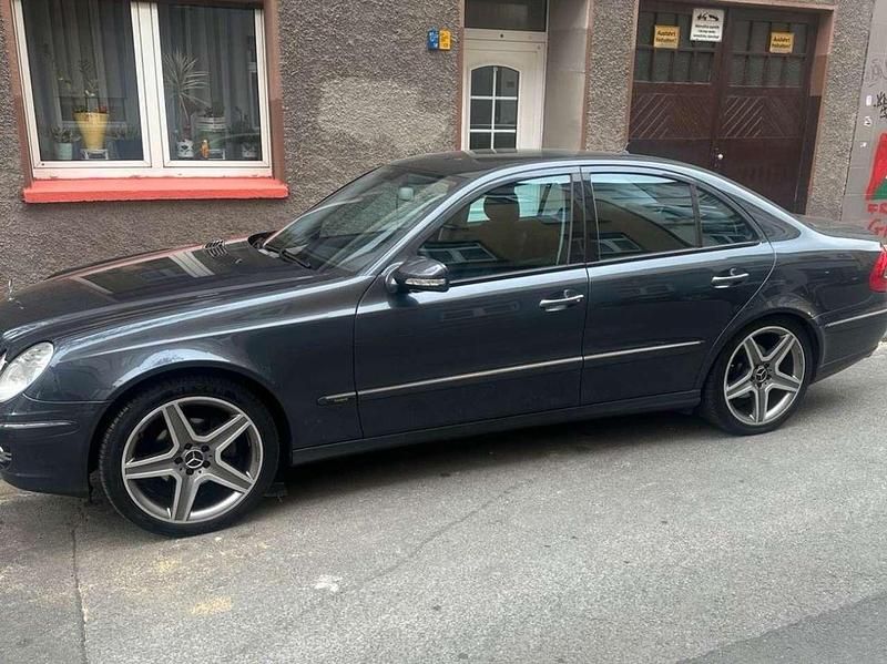 Grau Gebraucht 2008 Mercedes E280 Avantgarde Limousine | 6.500 € (Superpreis) - Bild 1/4
