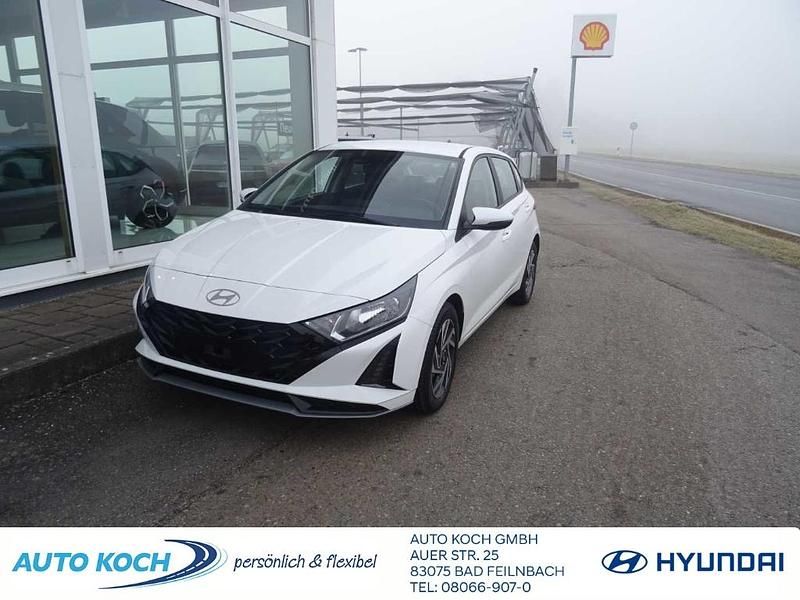 Atlas white / sol) (weiss Gebraucht 2025 Hyundai i20 Trend Limousine | 22.990 € (Fairer Preis) - Bild 1/4