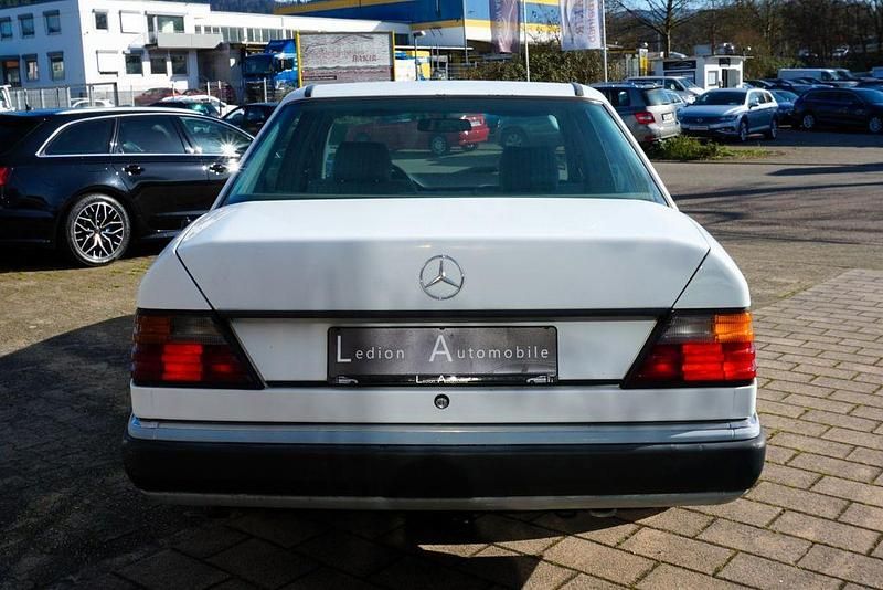 Gebraucht Mercedes E230 132 PS (97 kW) 1992 Weiß Limousine