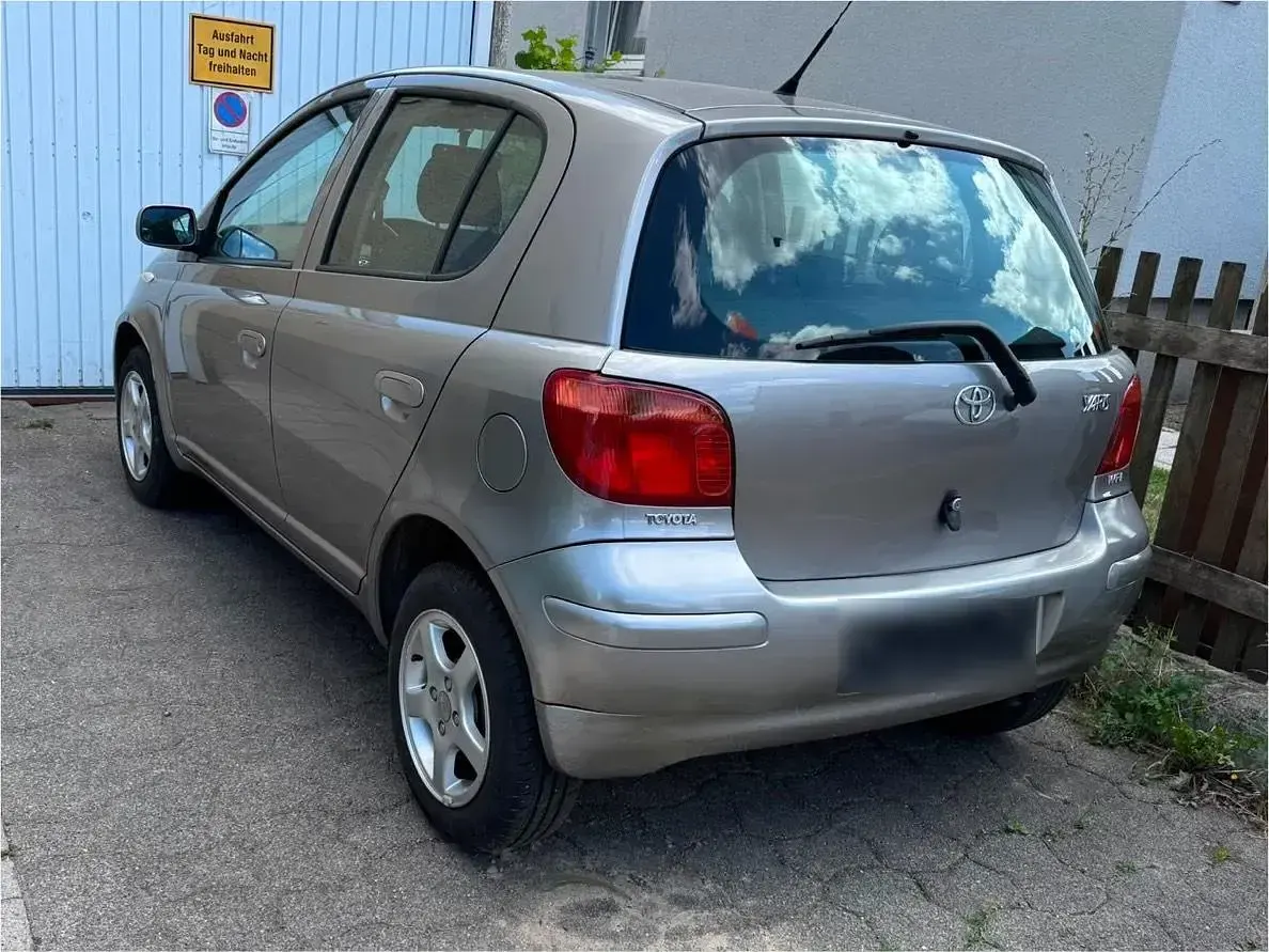 Gebraucht Toyota Yaris 66 PS (48 kW) 2004 Silber Limousine