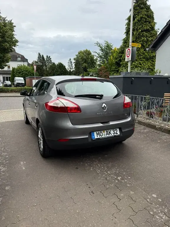 Gebraucht Renault Mégane Dynamique 116 PS (85 kW) 2014 Grau Limousine