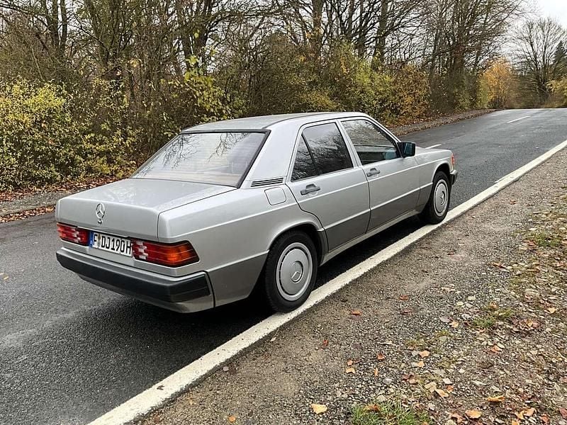 Gebraucht Mercedes 190 118 PS (86 kW) 1989 Silber Limousine