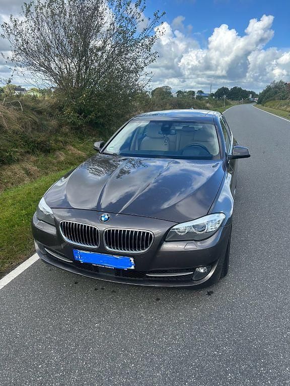 Braun Gebraucht 2012 BMW 530 Performance Kombi | 12.799 € (Fairer Preis) - Bild 1/4