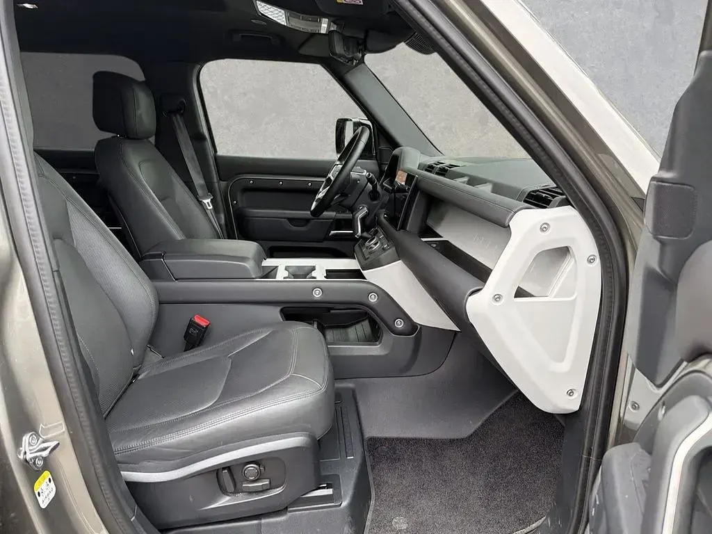 Gebraucht Land Rover Defender HSE Dynamic 299 PS (219 kW) 2025 Silicon silver SUV