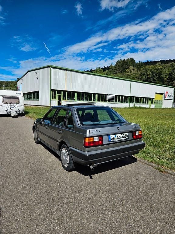 Grau Gebraucht 1989 Volvo 440 Limousine | 1.099 € - Bild 1/4