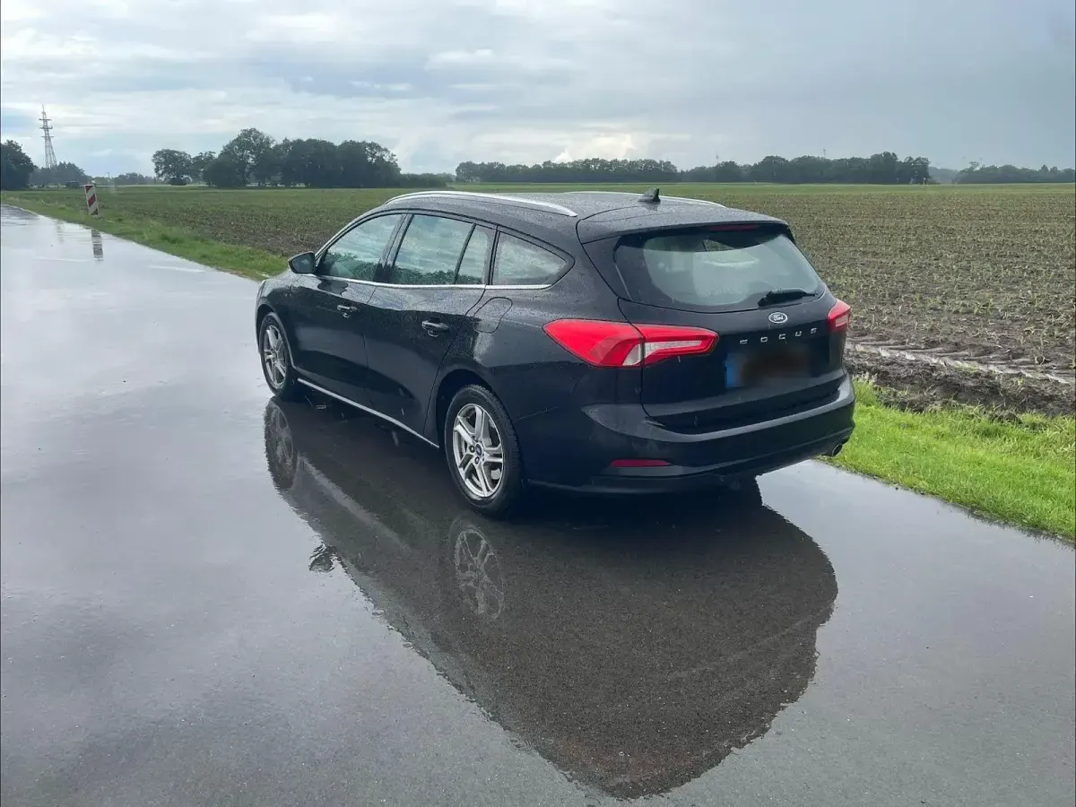 Gebraucht Ford Focus Trend 101 PS (74 kW) 2021 Schwarz Kombi