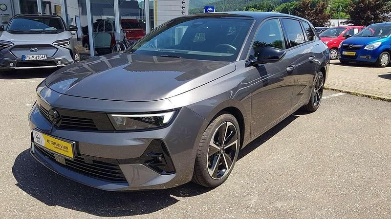 Vulkan grau Gebraucht 2024 Opel Astra GS Line Kombi | 26.590 € (Fairer Preis) - Bild 1/4