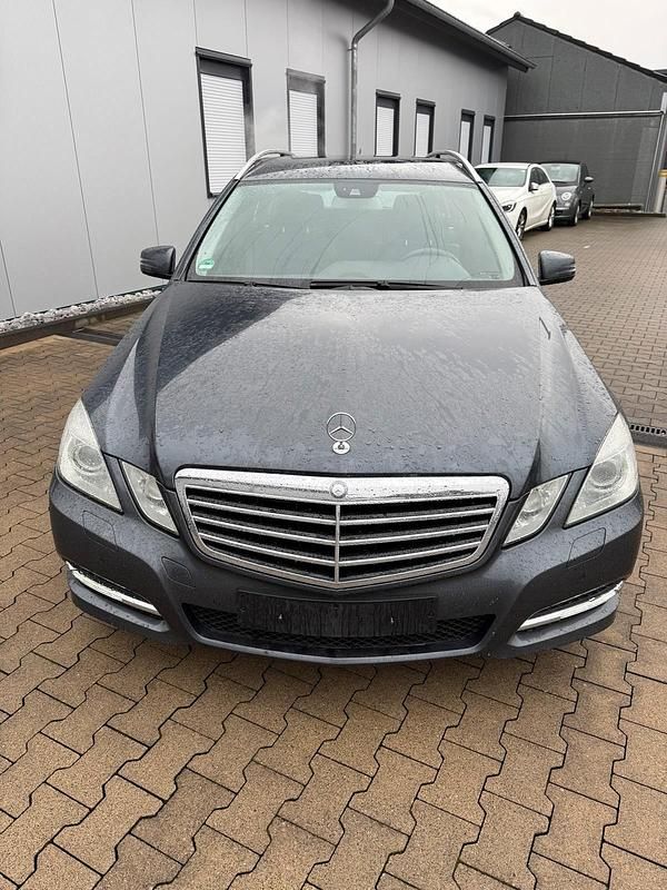 Grau Gebraucht 2011 Mercedes E300 Kombi | 6.200 € (Guter Preis) - Bild 1/4