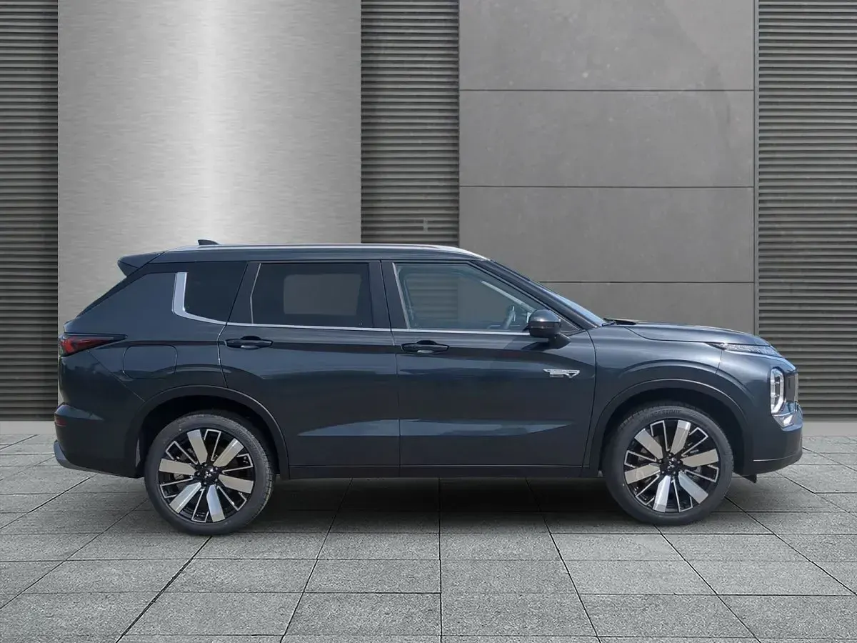 Gebraucht Mitsubishi Outlander P-HEV Edition 306 PS (225 kW) 2025 Grau (basaltgrau (u28)) SUV