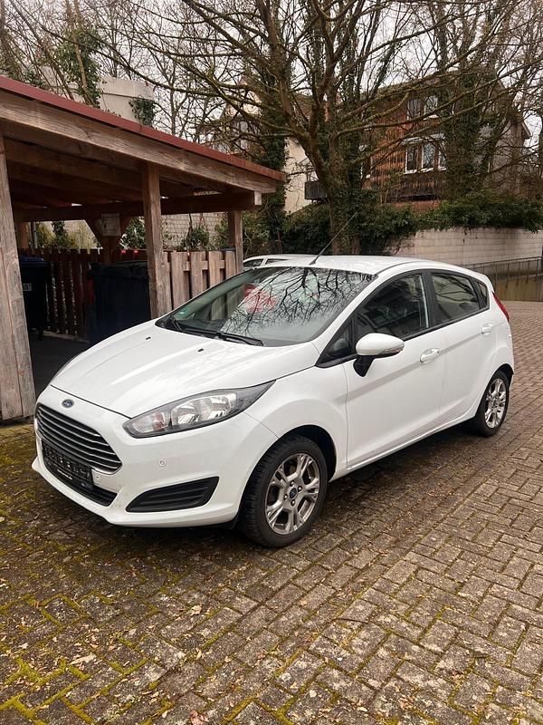 Gebraucht Ford Fiesta 80 PS (58 kW) 2014 Weiß Kleinwagen