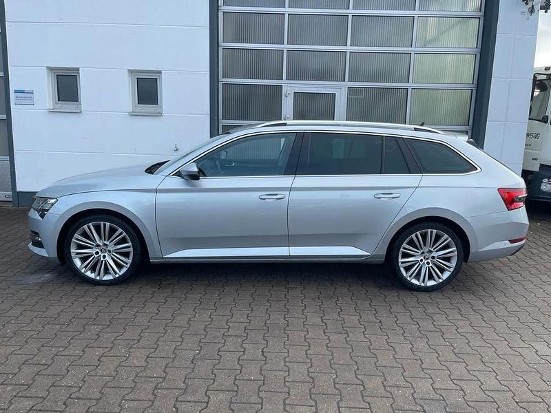 Gebraucht Skoda Superb Style 200 PS (147 kW) 2022 Stribrna brilliant/ brilliants Kombi