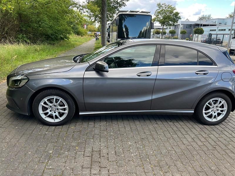 Gebraucht Mercedes A200 136 PS (100 kW) 2016 Grau Limousine